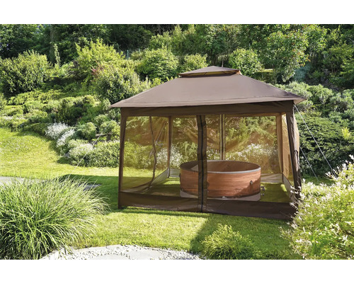 Zahradní scenérie s altánem a koupací kádi