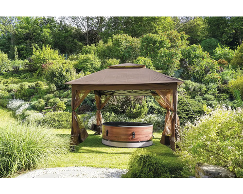 Zahradní scéna s dřevěnou vířivkou pod altánem