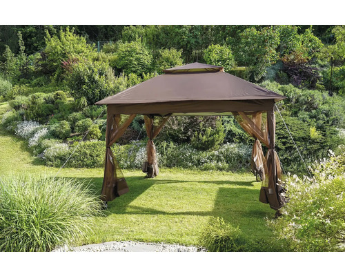 Zahradní altán se závěsy na trávníku před keři