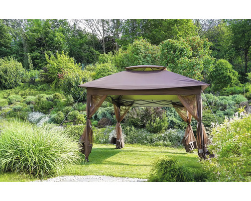 Hnědý zahradní altán na zahradě