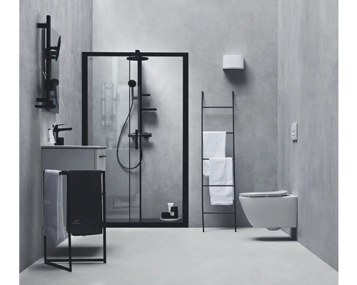 Moderní koupelna se sprchou, umyvadlem, držákem na ručníky a závěsným záchodem