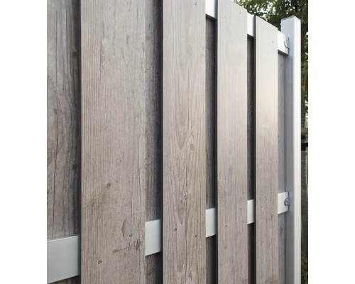 Detailní pohled na dřevěný plot s kovovými prvky