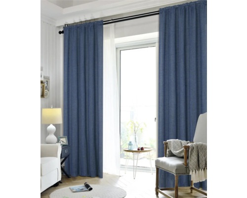 Obývací pokoj s modrými závěsy na záclonové tyči před oknem