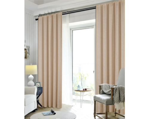 Obývací pokoj se závěsy, křeslem a odkládacím stolkem