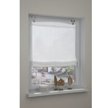 Okno s bílou skládanou roletou a dekorací na okenním parapetu