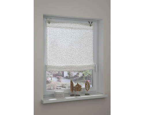 Okno s látkovými roletami pro dekoraci a zatemnění