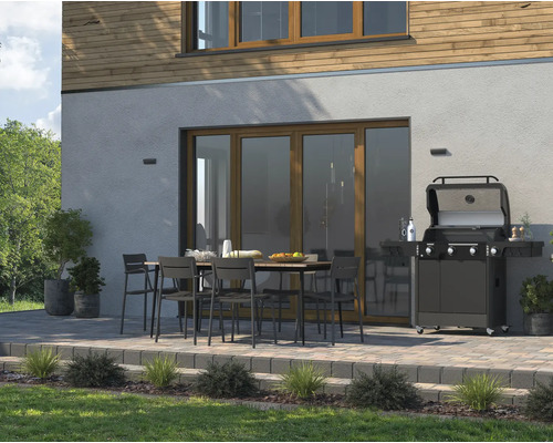 Terasa s grilem a posezením před fasádou domu