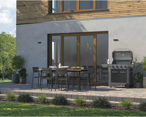 Terasa se zahradním stolem, židlemi a plynovým grilem u domu