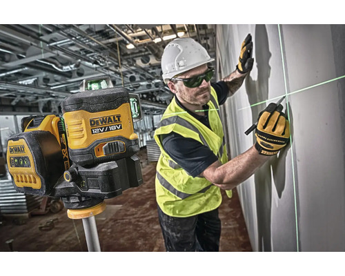 Čárový laser DeWalt s řemeslníkem při práci
