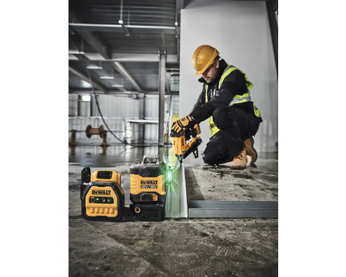 Stavební dělník používá liniový laser DeWalt pro stavební práce.