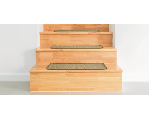 Dřevěné schodiště s kobercovými stupnicemi