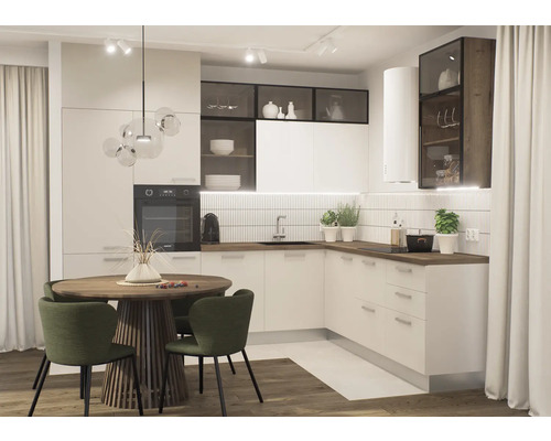 Světlá kuchyně s jídelním stolem a židlemi