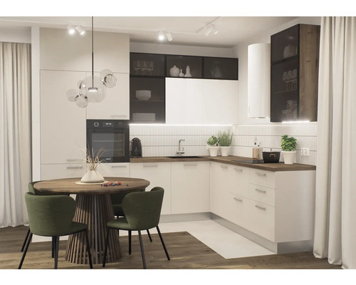 Světlá kuchyně s jídelním stolem a židlemi