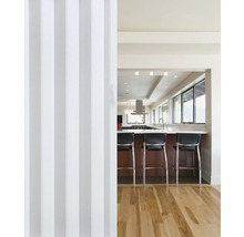 Pohled skrz skládací dveře do kuchyně s pultem a barovými židlemi