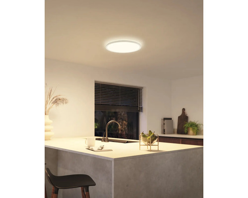 Stropní svítidlo v moderní kuchyni.