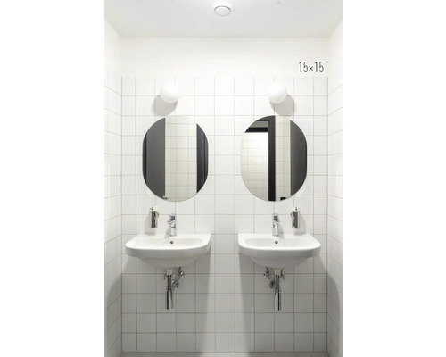 Koupelna se dvěma umyvadly, kulatými zrcadly, lampami a bílými čtvercovými obklady