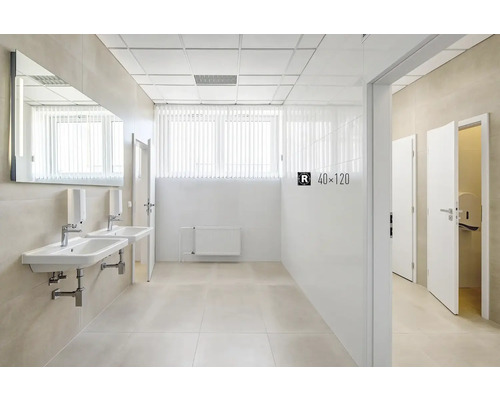 Veřejná umývárna s umyvadly, zrcadlem a obklady