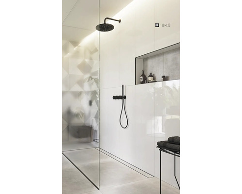 Sprchový kout s dešťovou sprchou, sprchovým žlabem a odkládací plochou