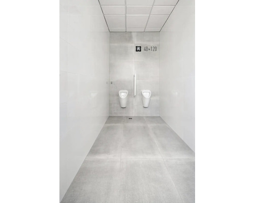 Světlá místnost s pisoáry se dvěma pisoáry a madlem