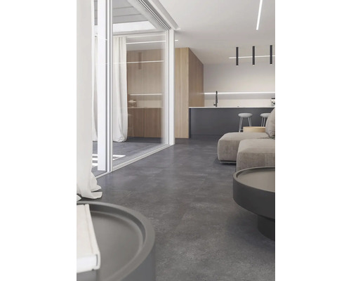 Světlý obývací pokoj s pohovkou, stolem a otevřenou kuchyní.