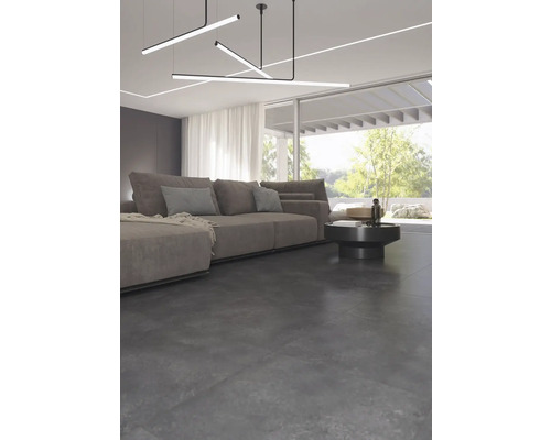 Moderní obývací pokoj s šedou pohovkou, tmavým konferenčním stolkem a lineárními závěsnými svítidly.