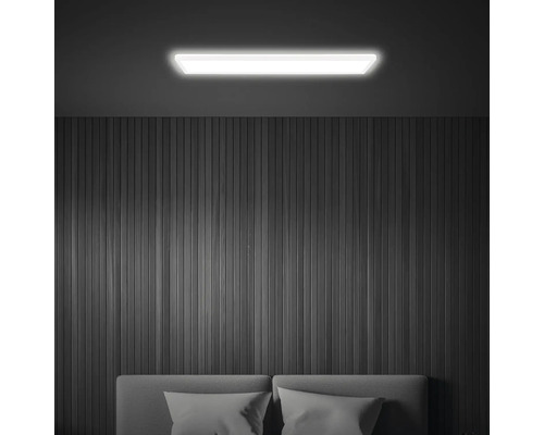 Osvětlený strop místnosti se stropním LED svítidlem nad postelí