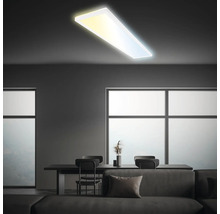 Moderní obývací pokoj s minimalistickým designem, jídelním stolem a plochým stropním svítidlem