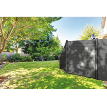 Pohled do zahrady s dřevěným plotem pro soukromí