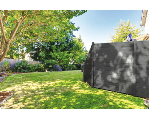 Pohled do zahrady s dřevěným plotem pro soukromí