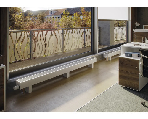 Kancelář s radiátory před oknem na terasu.