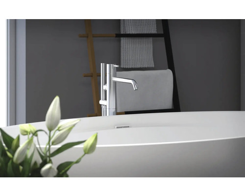 Scéna s umyvadlem a vodovodní baterií v koupelně.