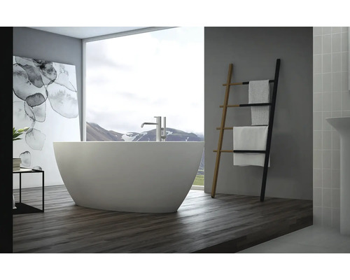 Koupelna s volně stojící vanou, žebříkem na ručníky a velkým oknem s výhledem na hory