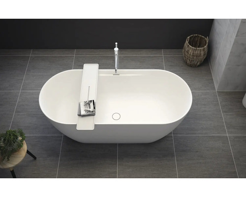 Volně stojící vana s baterií a odkládací plochou v koupelně