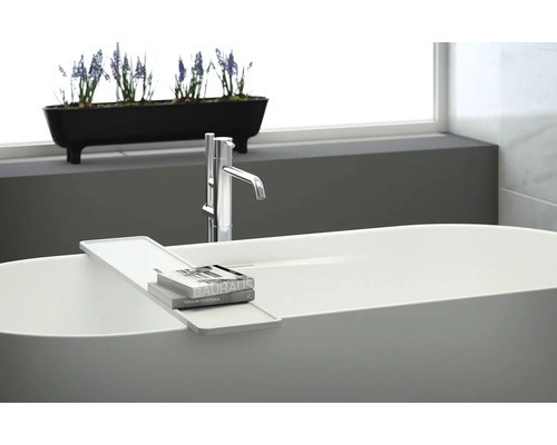 Volně stojící vana s baterií, poličkou do vany a dekorací