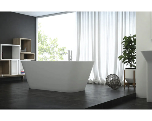 Světlá koupelna s volně stojící vanou, regálem a dekorací