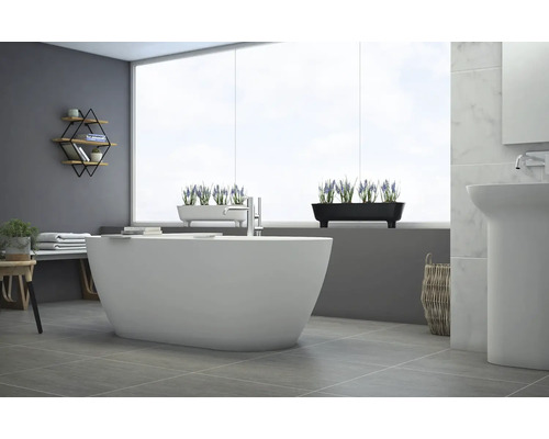 Světlá koupelna s volně stojící vanou, umyvadlem a dekorací