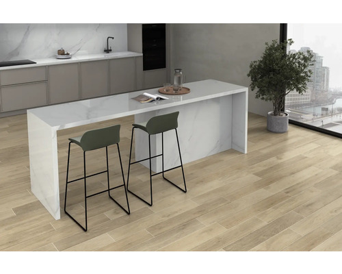 Světlá kuchyně s dřevěnou podlahou, kuchyňským ostrůvkem a barovými židlemi