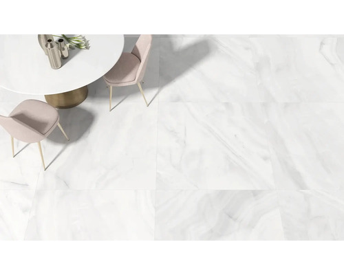 Světlá místnost s podlahovými dlaždicemi vzhledu mramoru, kulatým stolem a židlemi.