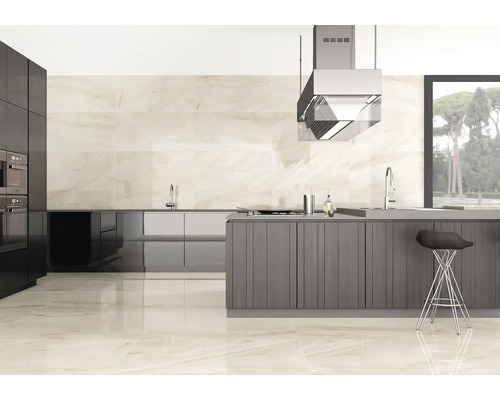 Moderní kuchyně s kuchyňským ostrůvkem, dřezem, odsavačem par a podlahovými dlaždicemi se vzhledem mramoru.