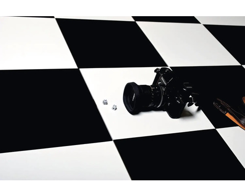 Šachovnicový vzor podlahové dlaždice s fotoaparátem a kostkami