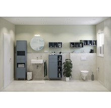 Světlá koupelna s umyvadlem, toaletou, koupelnovým nábytkem a dekorací