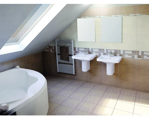 Světlá koupelna s vanou, umyvadly a topným žebříkem pod střešním oknem.