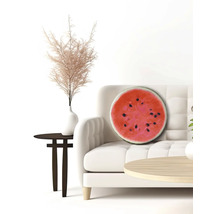 Dekorativní melounový polštář na pohovce ve světlé místnosti.