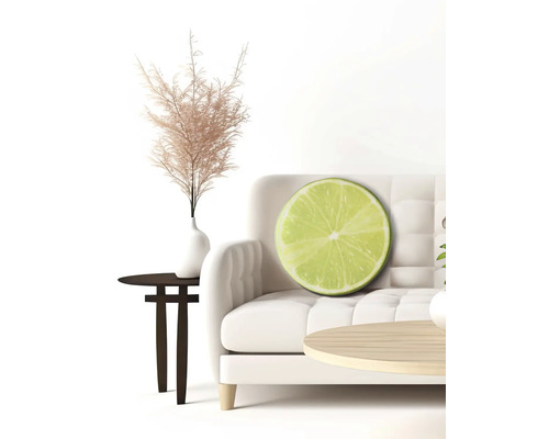 Dekorativní scéna s pohovkou, stolem a limetkovým polštářem