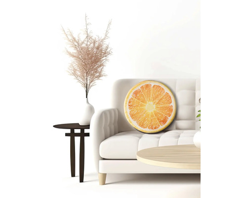 Dekorativní interiér s pohovkou, odkládacím stolkem a polštářem s designem plátku pomeranče