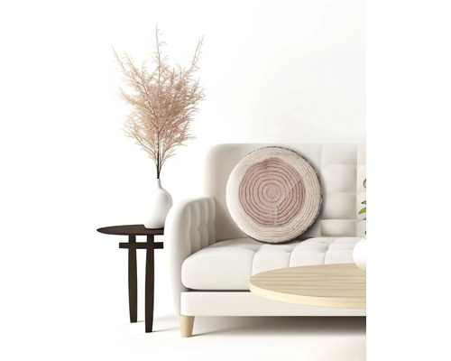 Scéna s pohovkou, odkládacími stolky, dekorací a polštářem s designem kmene stromu