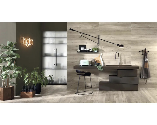 Světlá místnost s dřevěnou podlahou, umyvadlem, regály a rostlinami pro přátelskou atmosféru