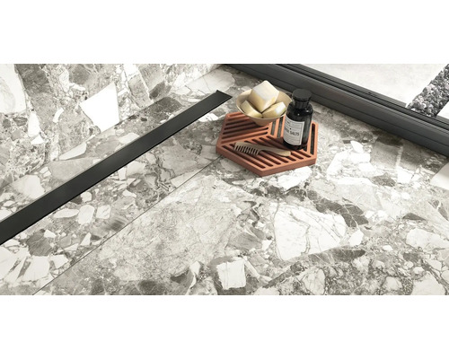 Sprchový žlab s mramorovými dlaždicemi v koupelně