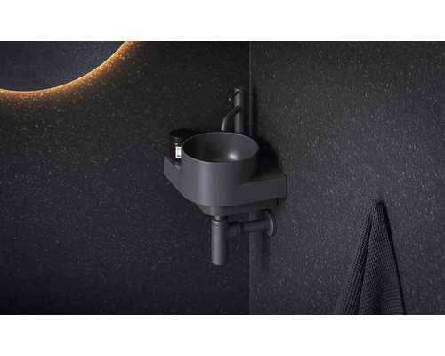 Moderní koupelna s kulatým umyvadlem na desku a ručníkem