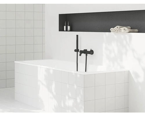 Koupelna s obklady, vanou a černou sprchovou baterií